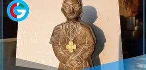 Artesano lambayecano talla miniescultura del Papa León XIV en piedra