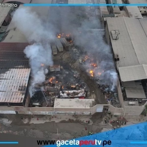 Gran incendio devasta fábrica de plásticos en Puente Piedra