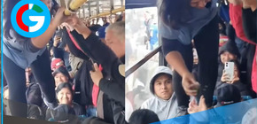 Mujer sorprende con insólita forma de cobrar pasaje en bus urbano