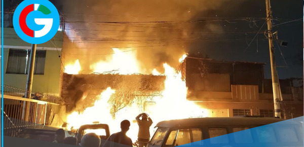 Incendio de gran magnitud consume vivienda en el Rímac; varias unidades de bomberos trabajan