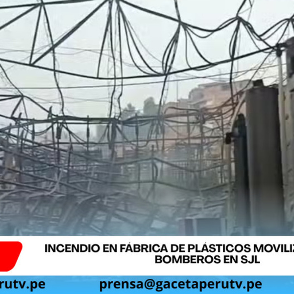 Incendio en fábrica de plásticos moviliza más de 60 bomberos en SJL