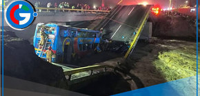 Bus cae al río tras colapso de puente en Panamericana Norte
