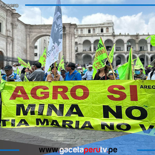 Protestantes en contra del proyecto Tía María en la Plaza de Armas de Arequipa