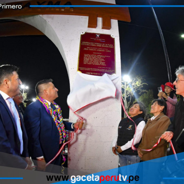 El alcalde de Cayma inaugura placa conmemorativa de la plaza