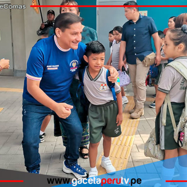 Alcalde de Comas Ulises Villegas iza bandera y lleva desayunos a Colegio