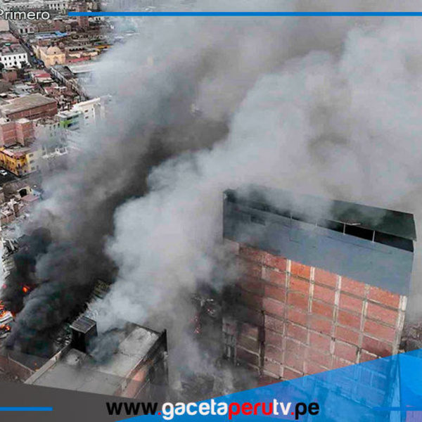 Humo tóxico de incendio en Barrios Altos afecta a SJL y El Agustino