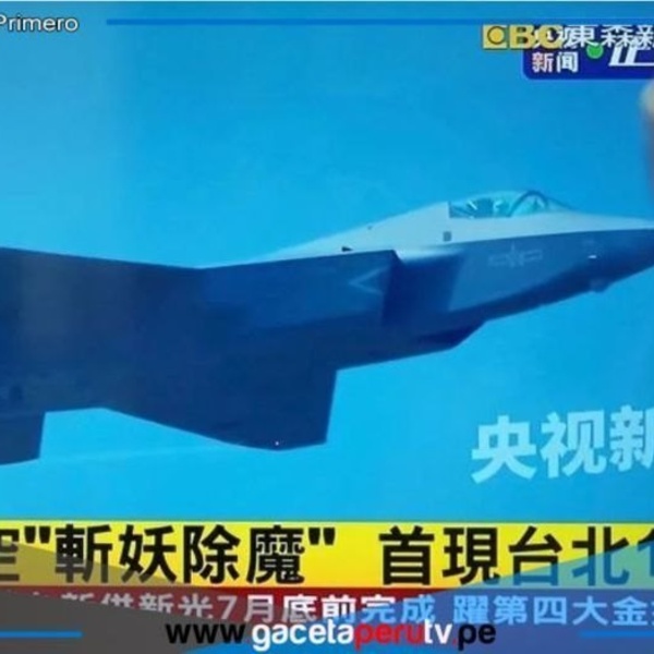 Ejercicios militares chinos cerca de Taiwán son reportados por un noticiero taiwanés el 1 de abril de 2025.