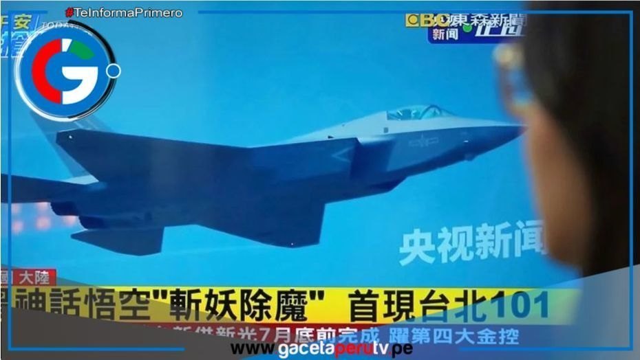 Ejercicios militares chinos cerca de Taiwán son reportados por un noticiero taiwanés el 1 de abril de 2025.