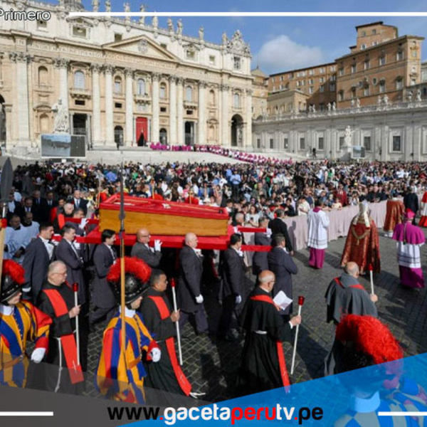 Centenares de fieles despiden al papa Francisco 