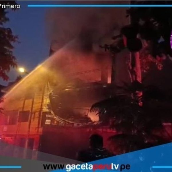 Extorsionadores detrás del incendio que arrasó almacén de colchones en Comas.