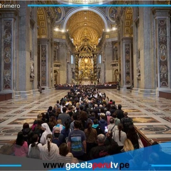 Feligreses hacen fila para ingresar a la Basílica de San Pedro y rendir homenaje al fallecido Papa Francisco, quien descansa en la Basílica, ubicada en la Ciudad del Vaticano.