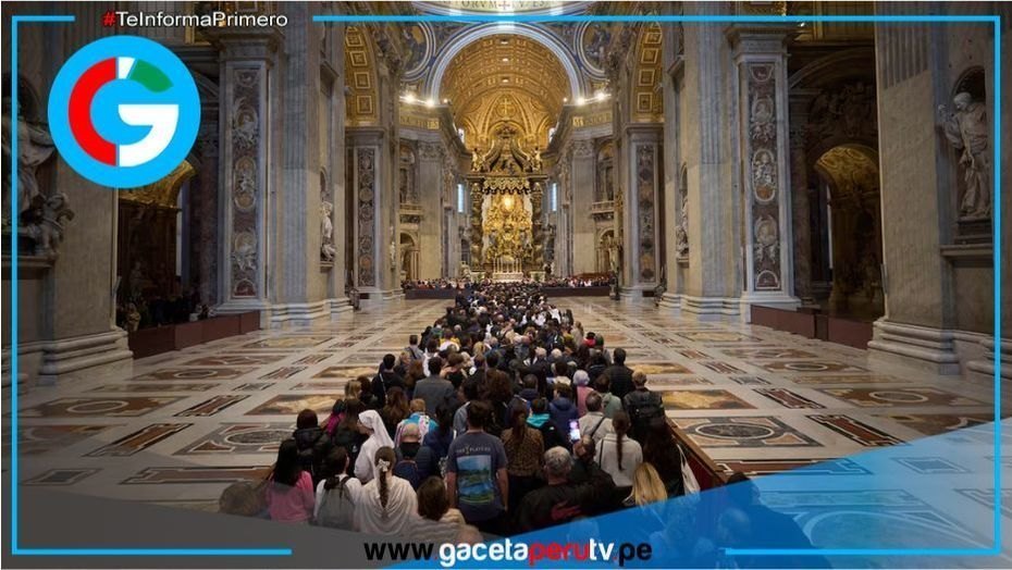 Feligreses hacen fila para ingresar a la Basílica de San Pedro y rendir homenaje al fallecido Papa Francisco, quien descansa en la Basílica, ubicada en la Ciudad del Vaticano.