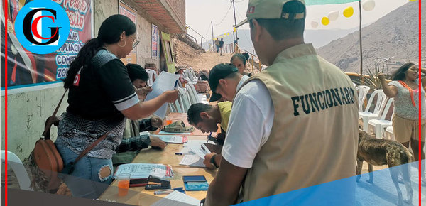 Ulises Villegas entregó constancias y plano visado en Collique