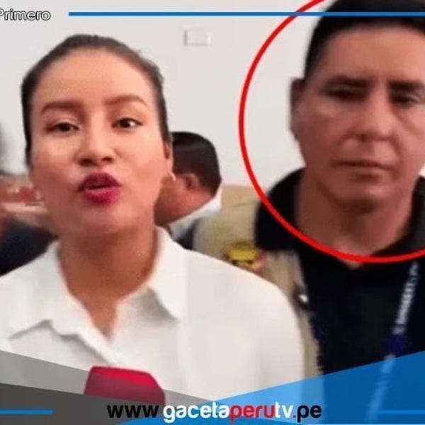 olicía que escoltaba al ministro del Ambiente empujó a  periodista en vivo.