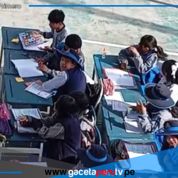 Escolares estudian en el patio 
