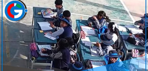 Escolares estudian en el patio 