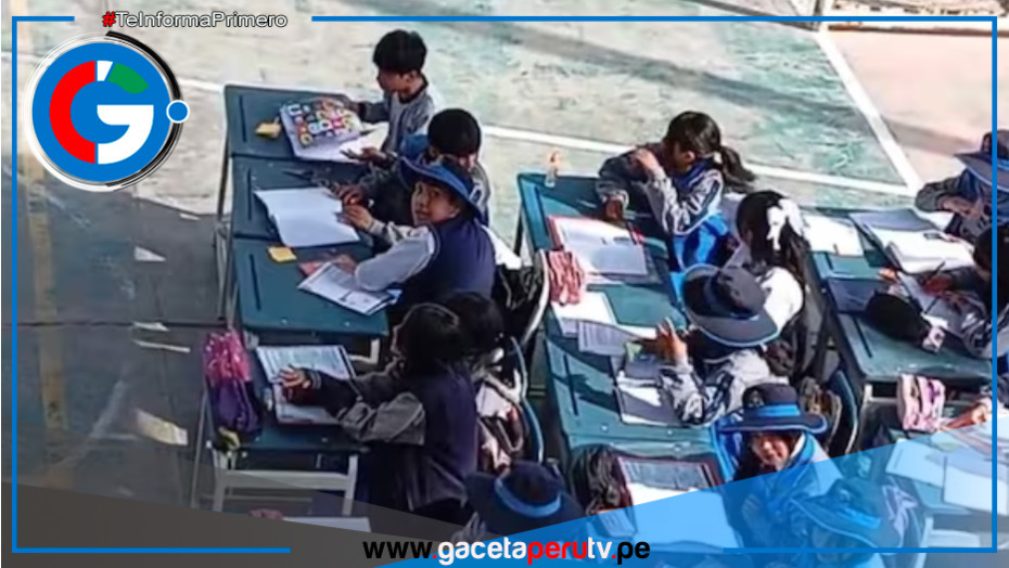Escolares estudian en el patio 
