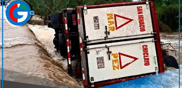 Chofer y copiloto sobreviven tras ser arrastrados por badén en Chongoyape