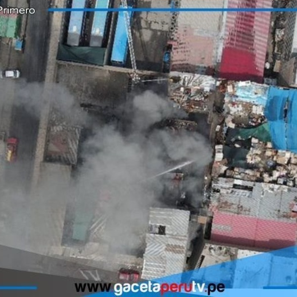 Incendio de gran magnitud consume almacenes y viviendas en La Victoria 