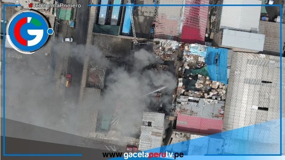 Incendio de gran magnitud consume almacenes y viviendas en La Victoria 