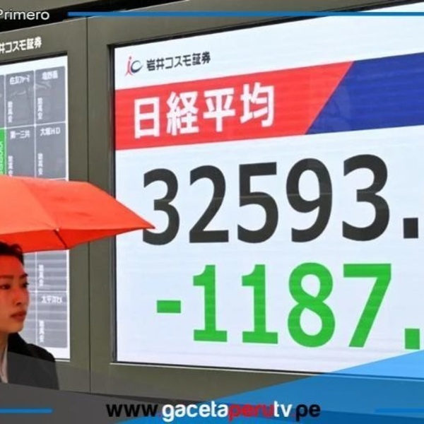 El 7 de abril de 2025, en el barrio de Chuo , Tokio, una pantalla muestra la fuerte caída del precio promedio de las acciones de Nikkei .