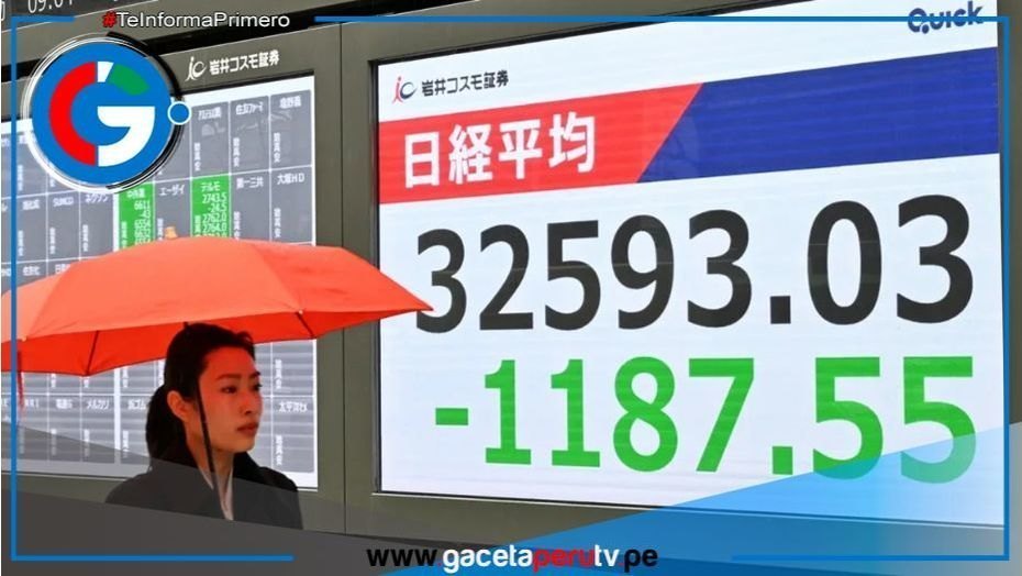 El 7 de abril de 2025, en el barrio de Chuo , Tokio, una pantalla muestra la fuerte caída del precio promedio de las acciones de Nikkei .