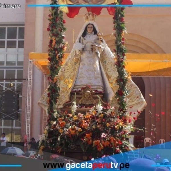 Fieles acompañan la procesión de la Virgen de Chapi en Lima, demostrando su fervor y conexión espiritual.