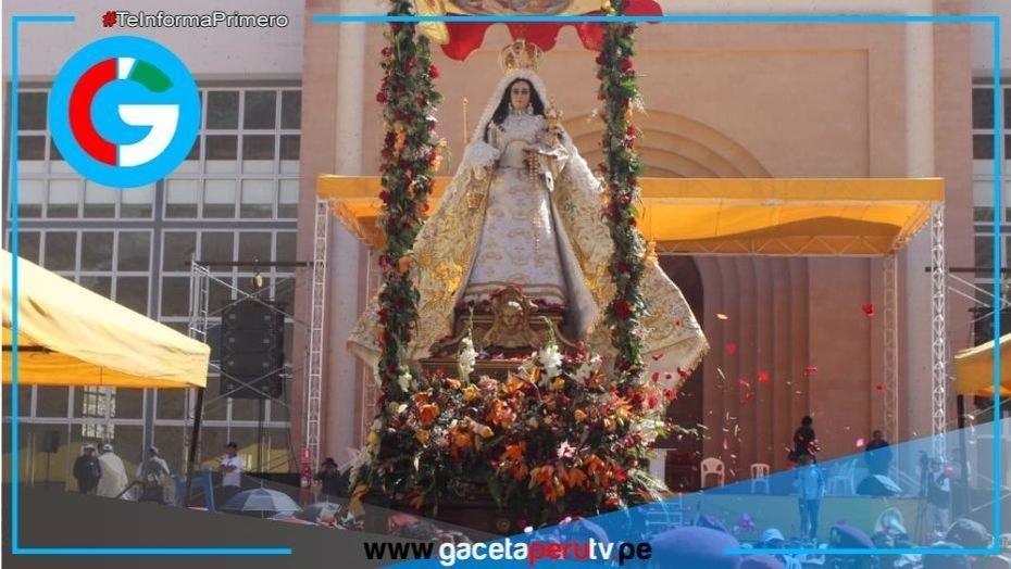 Fieles acompañan la procesión de la Virgen de Chapi en Lima, demostrando su fervor y conexión espiritual.