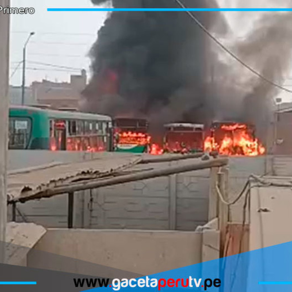 Cuatro buses incendiados en Carabayllo tras explosión