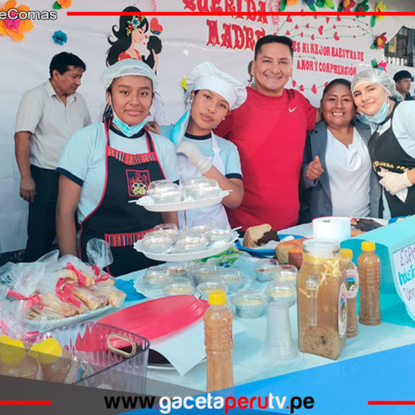 Alcalde Ulises Villegas lleva becas y civismo a colegio de Comas