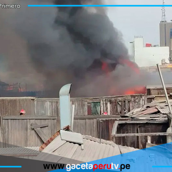 Voraz incendio consume casona en Plaza Bolognesi sin víctimas