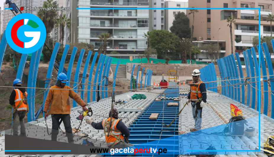 Ponen a prueba dureza de puente de vidrio Miraflores