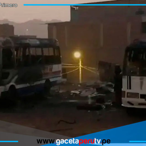 Extorsionadores incendian cústeres en San Juan de Lurigancho