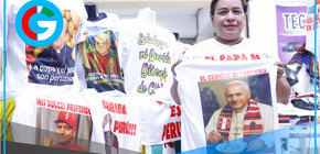 Imprimen polos con imágenes y frases del papa León XIV 