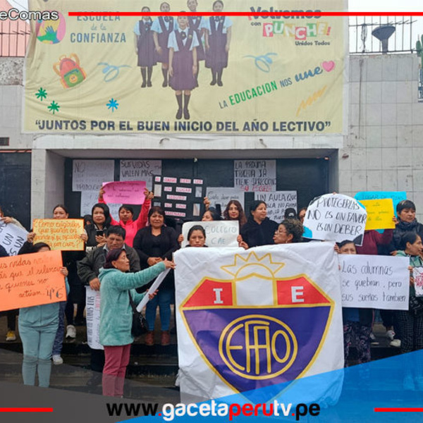 Padres De Familia De I.E Esther Festini De Comas Realizan Plantón En Frontis De Colegio