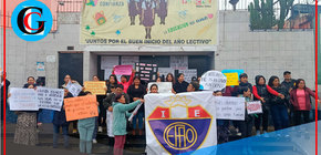 Padres De Familia De I.E Esther Festini De Comas Realizan Plantón En Frontis De Colegio