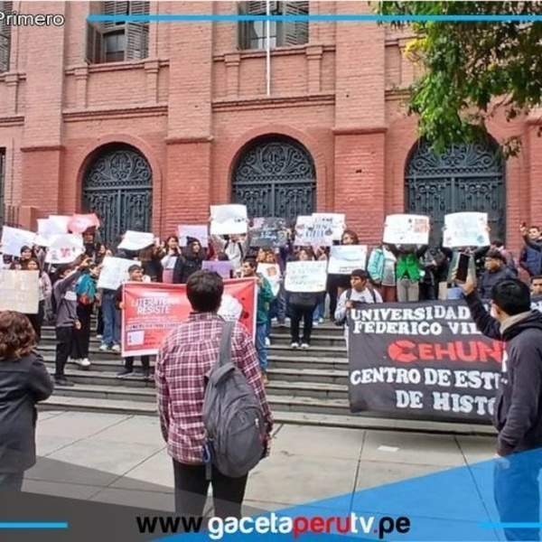 Continúa protesta en la UNFV: diálogo sin acuerdos, tensión en aumento