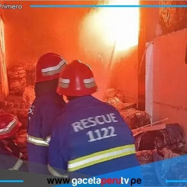 Incendio de gran magnitud en fábrica de Karachi deja al menos cinco heridos y sigue fuera de control 