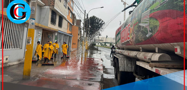 Ulises Villegas continúa desinfectando calles en todo Comas