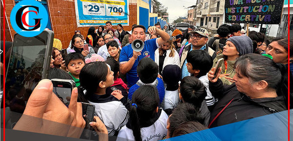 Ulises Villegas apoya traslado de muebles escolares en Comas