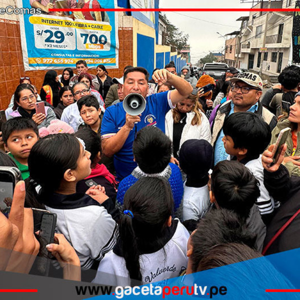 Ulises Villegas apoya traslado de muebles escolares en Comas