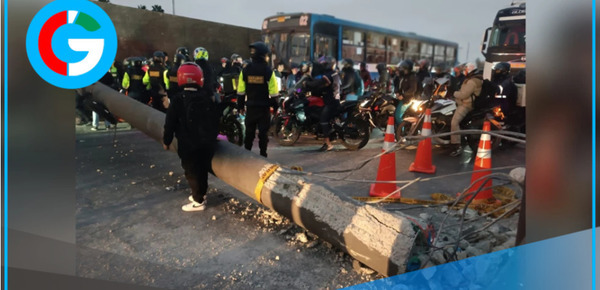 Caída de poste en Vía Evitamiento causa caos vehicular en Lima