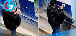 Joven peruano pega y quita afiche repetidas veces, generando dudas sobre su trabajo