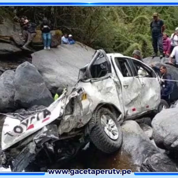 Fallece alcalde tras caer su camioneta al río