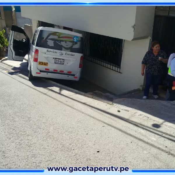 Siete escolares heridos tras choque de van escolar