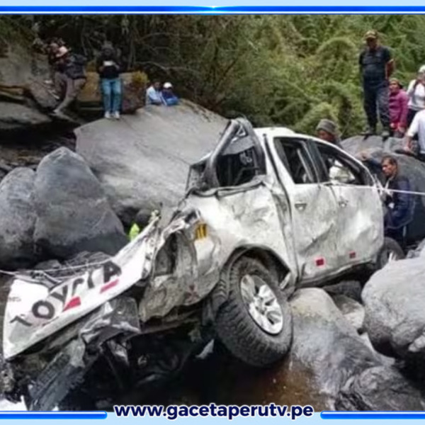 Fallece alcalde tras caer su camioneta al río