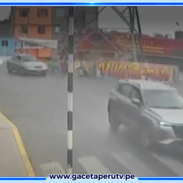 ¡De milagro! Tren embiste a taxi en el Callao y chofer sobrevive