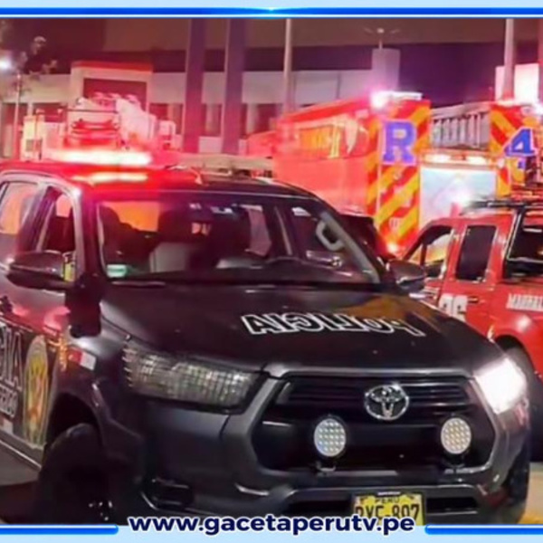 Surco: Bomberos controlan incendio en local comercial del Jockey Plaza