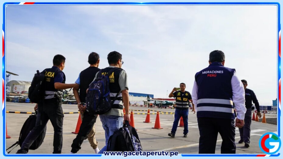 Detienen a funcionarios y policías por presunto tráfico de migrantes
