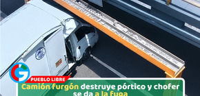Camión furgón destruye pórtico y chofer se da a la fuga